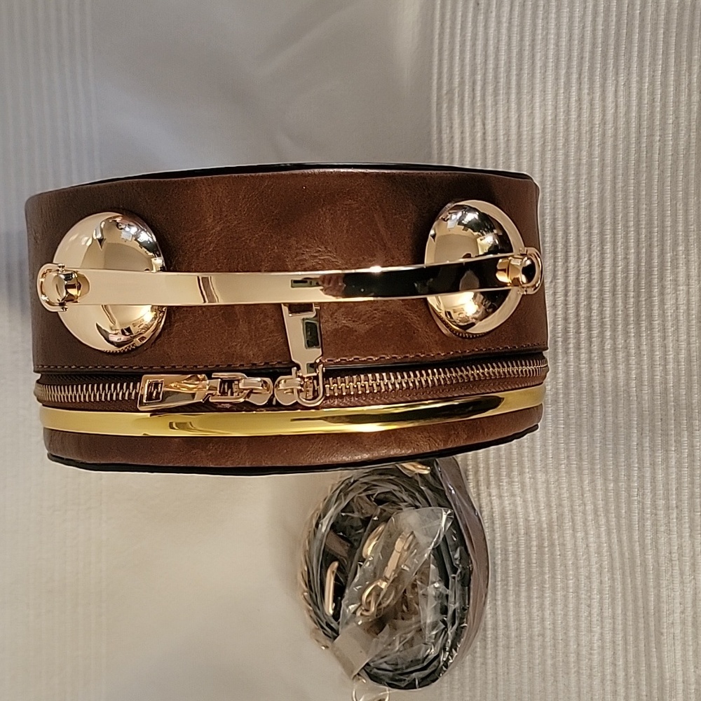 novelty clock-shaped‎ handbag that features a real, working quartz clock face. - Picture 4 of 7